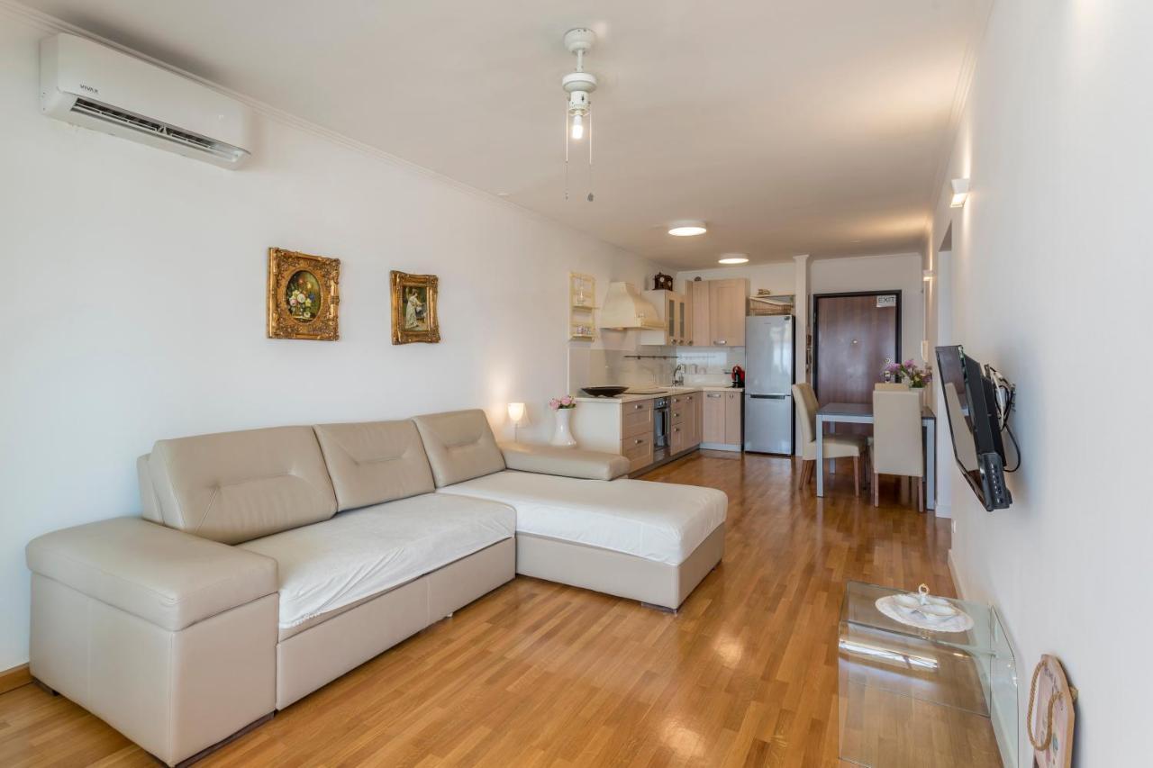 Velebis Superior Apartment - Luxurious One-Room Apartment With Jacuzzi - Prestigious Location By The Sea In The New City Center Of Znjan - Panoramic View Of The Sea And Islands - Free Garage Parking - Buralux Properties Split Exterior photo